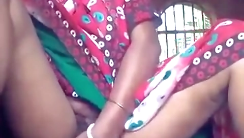 Kaise Bardash Bardash Kari Hai Chut Me Garmi