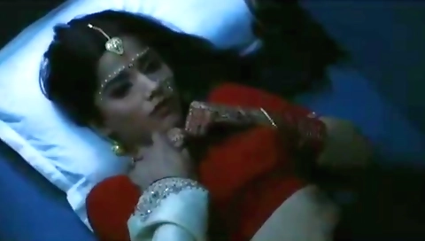 Train Me Shoagraat Vo V Ek Chor K Sath Aur Fr Oske Badche V Bani