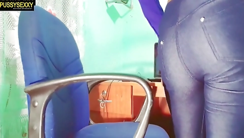 Sri Lankan In Office Sex ඔ⁣ෆිස් ගිහින් බොස් නැති අතරේ වැල් බලලා ගන්න සැප