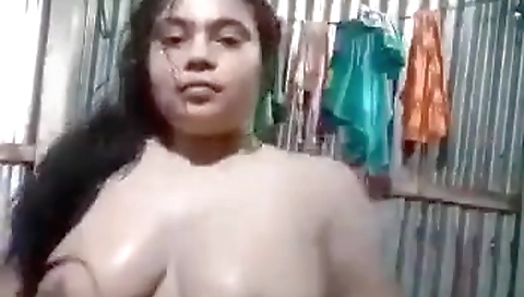 Beautiful Curvy Desi Bhabhi Nude Bath Video