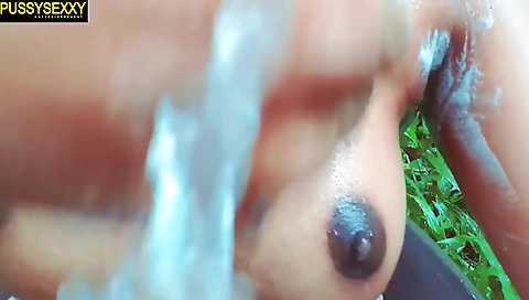 Sri Lankan - Outdoor Voice චුටි බේසමේ බැහැලා නංගි බබා Clean කරන ගමන් ගත්ත සැප