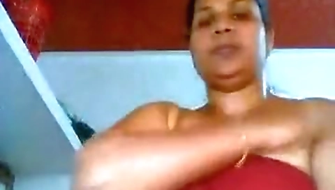 Aunty Oiling Her Sexy Feagure After Bath