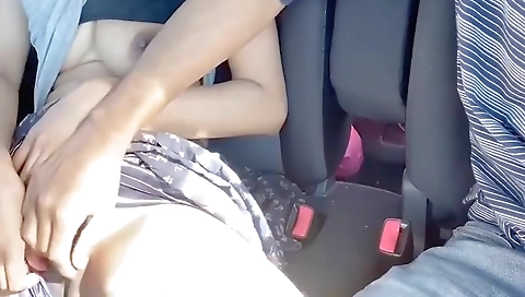 Desi Bhabhi - Desi Hot Geast Ko Rashte Me Car Me Hi Chod Diya Hindi Sex