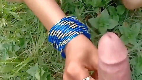 Indian Bhabhi - Ke Sath Khet Me Jabardast Romance Kiya