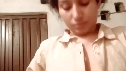 Paki Bhabhi Showing Boobs New Clip