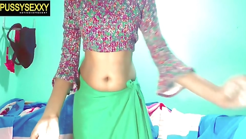 Sri Lankan - Homemade Sexවැඩ කාර⁣ මේරි ගෙදර මහත්තයාගේ තෙල් ගාලා කරන වැඩේ