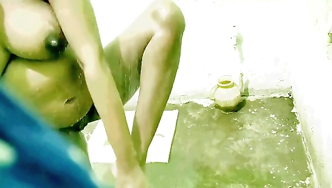 Desi Bhabi – Naked Shower In Bathroom With Big Boobs