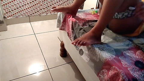 Indian Bhabhi Pussy Licking Show And Fucking Herself