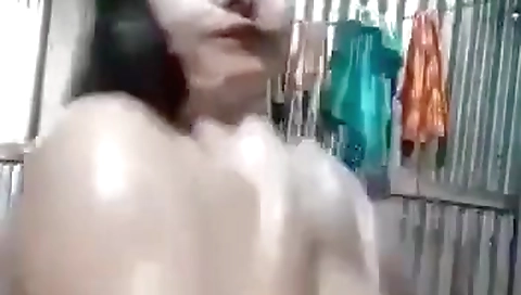 Chubby Village Wife Bathing Nude Video Selfie