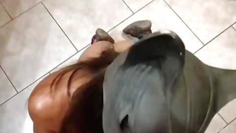 Asian Catwoman Suce, Branle Et Se Prends Une Faciale