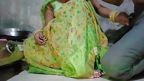 Desi Indian Bhabhi Ko Kitchen Me Pela