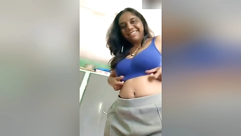 Today Exclusive- Bhabhi Showing Her Boobs On Video Call